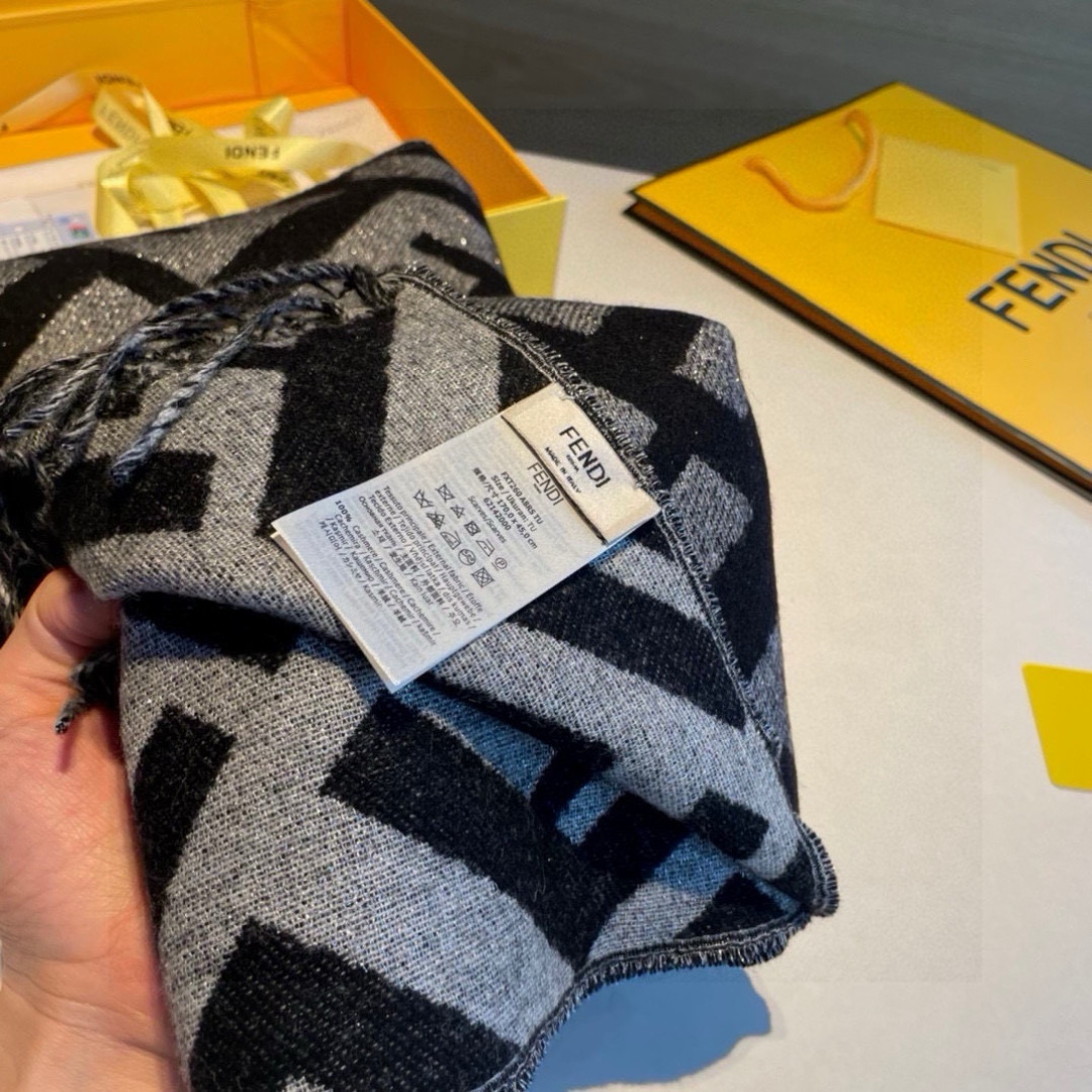 FD超美阿🆕blingbling的金线大围巾注定是秋天里最美的披肩‼️出口的渠道订单‼️这个款肯定是遭抢