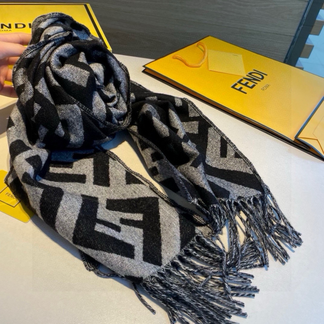 FD超美阿🆕blingbling的金线大围巾注定是秋天里最美的披肩‼️出口的渠道订单‼️这个款肯定是遭抢