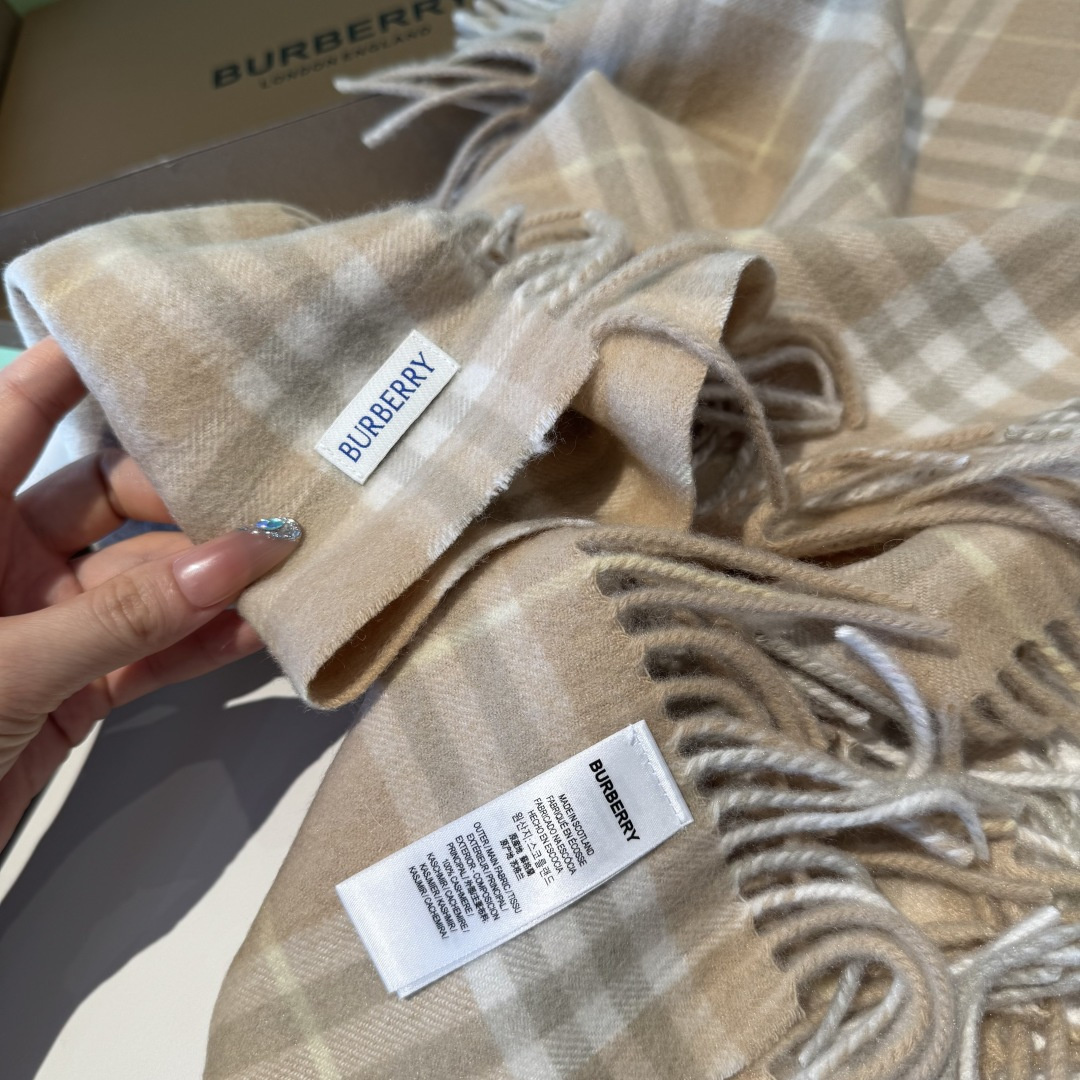 ✨✨【B家蜈蚣巾】金靖同款新品到货！采用内蒙古顶级羊绒毛，最新款男女通用情侣款👫重磅推荐💥 经典的格子，