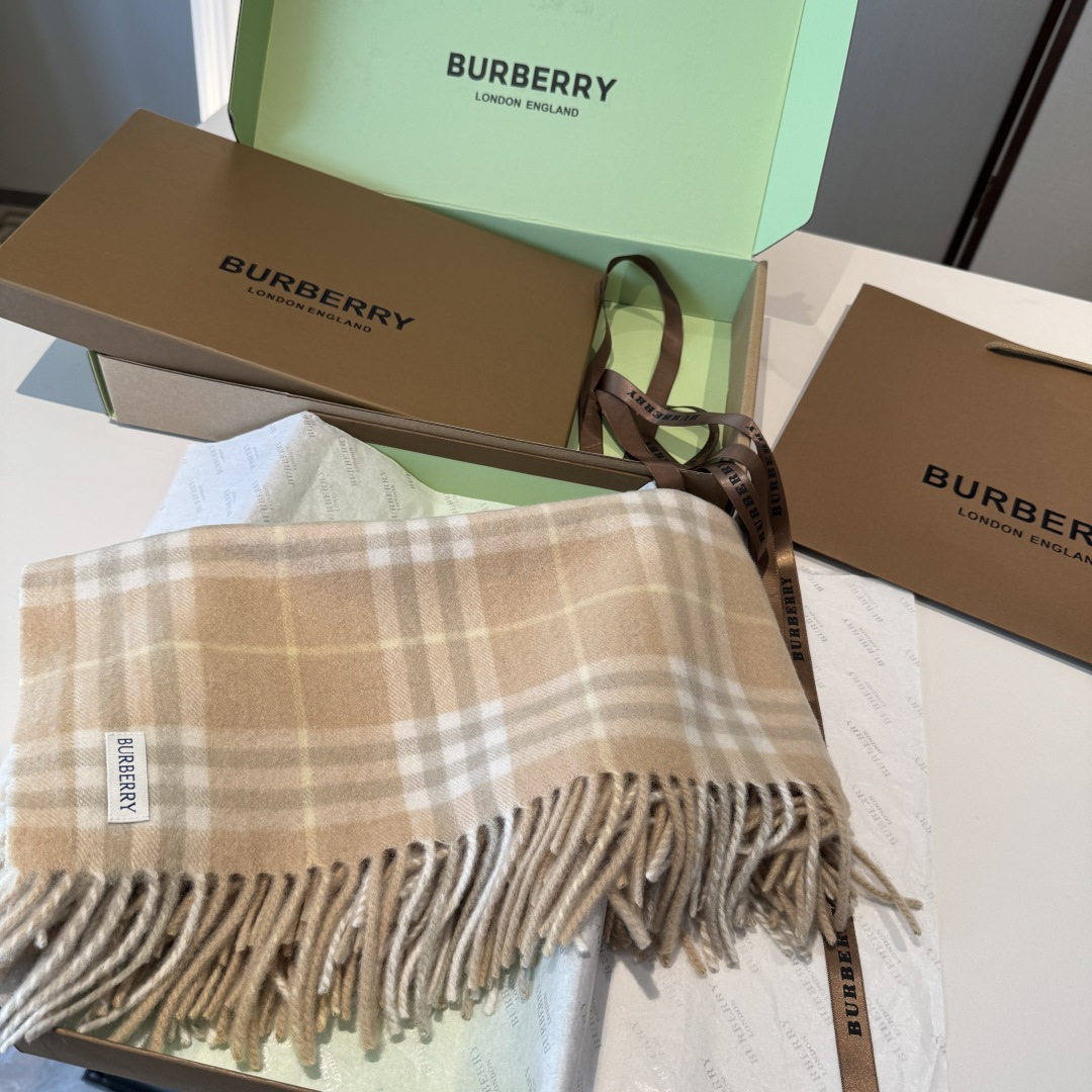 ✨✨【B家蜈蚣巾】金靖同款新品到货！采用内蒙古顶级羊绒毛，最新款男女通用情侣款👫重磅推荐💥 经典的格子，