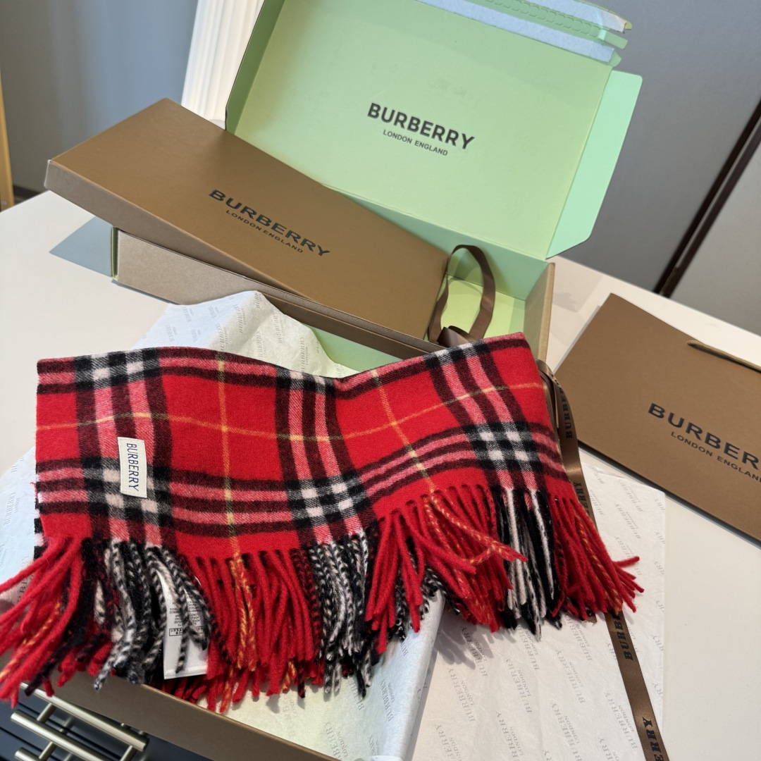 ✨✨【B家蜈蚣巾】金靖同款新品到货！采用内蒙古顶级羊绒毛，最新款男女通用情侣款👫重磅推荐💥 经典的格子，