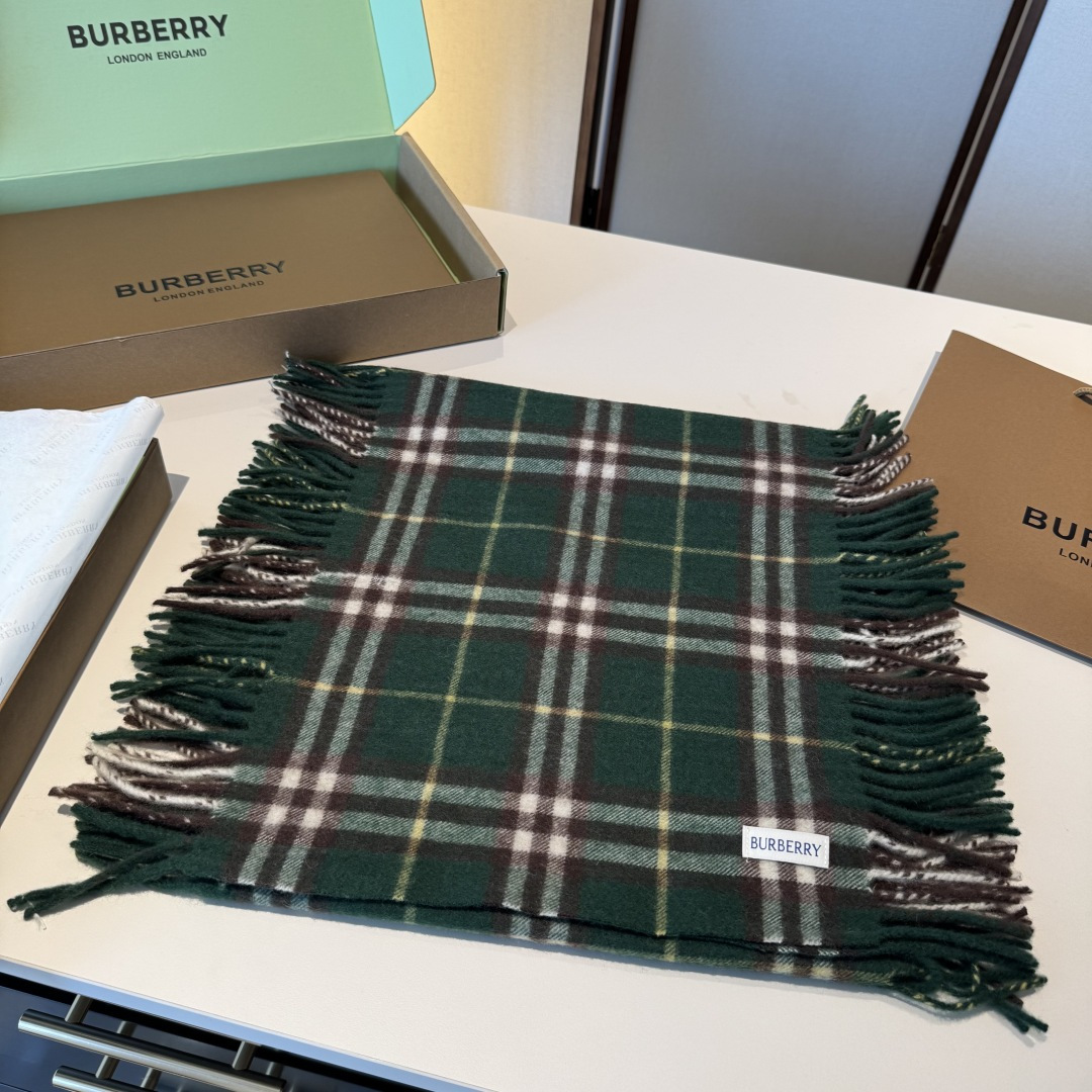 ✨✨【B家蜈蚣巾】金靖同款新品到货！采用内蒙古顶级羊绒毛，最新款男女通用情侣款👫重磅推荐💥 经典的格子，