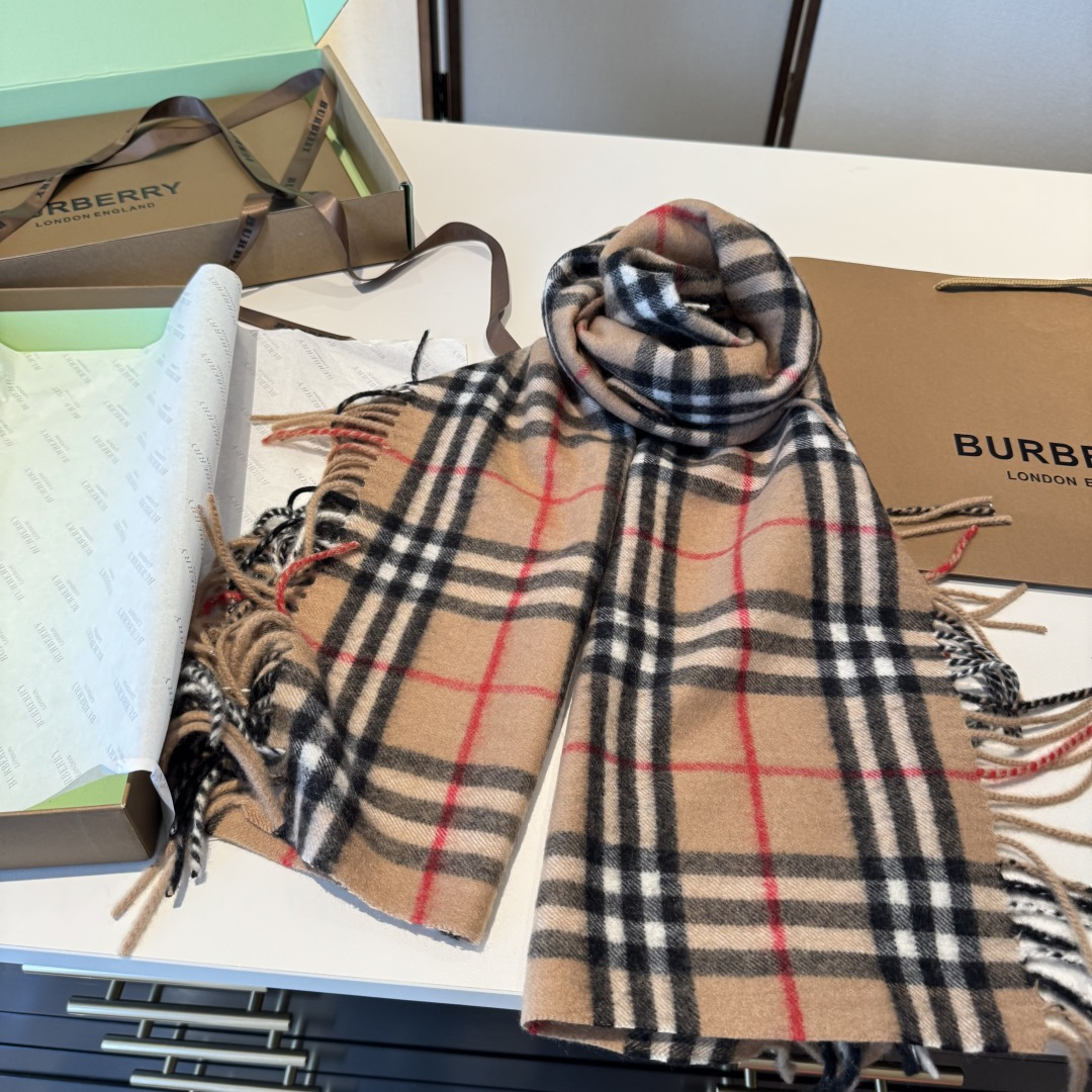 ✨✨【B家蜈蚣巾】金靖同款新品到货！采用内蒙古顶级羊绒毛，最新款男女通用情侣款👫重磅推荐💥 经典的格子，