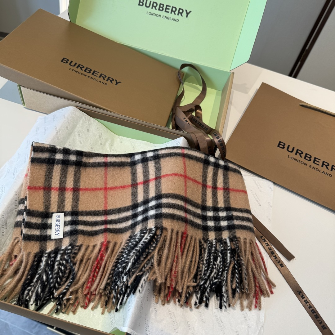 ✨✨【B家蜈蚣巾】金靖同款新品到货！采用内蒙古顶级羊绒毛，最新款男女通用情侣款👫重磅推荐💥 经典的格子，