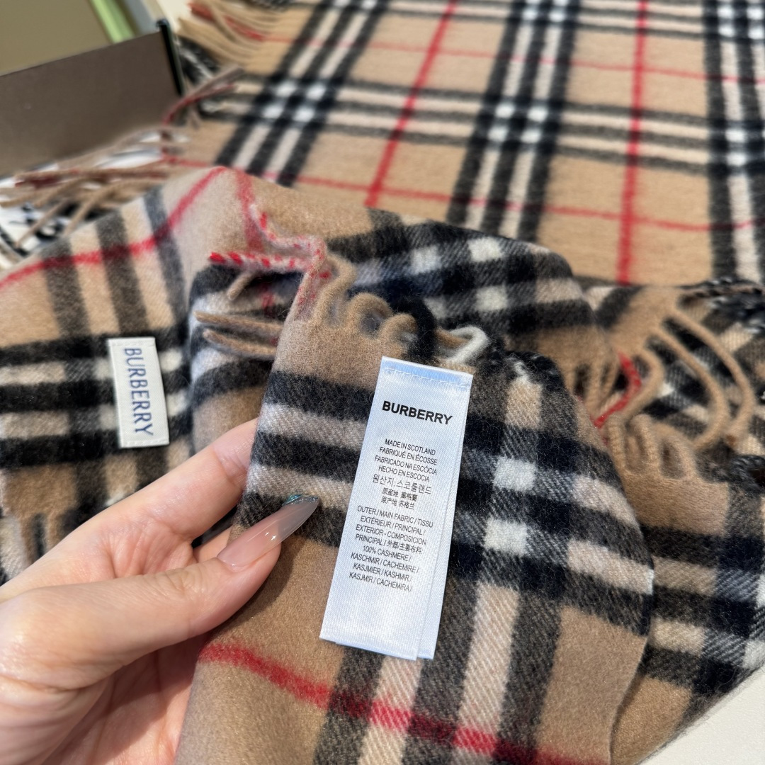 ✨✨【B家蜈蚣巾】金靖同款新品到货！采用内蒙古顶级羊绒毛，最新款男女通用情侣款👫重磅推荐💥 经典的格子，