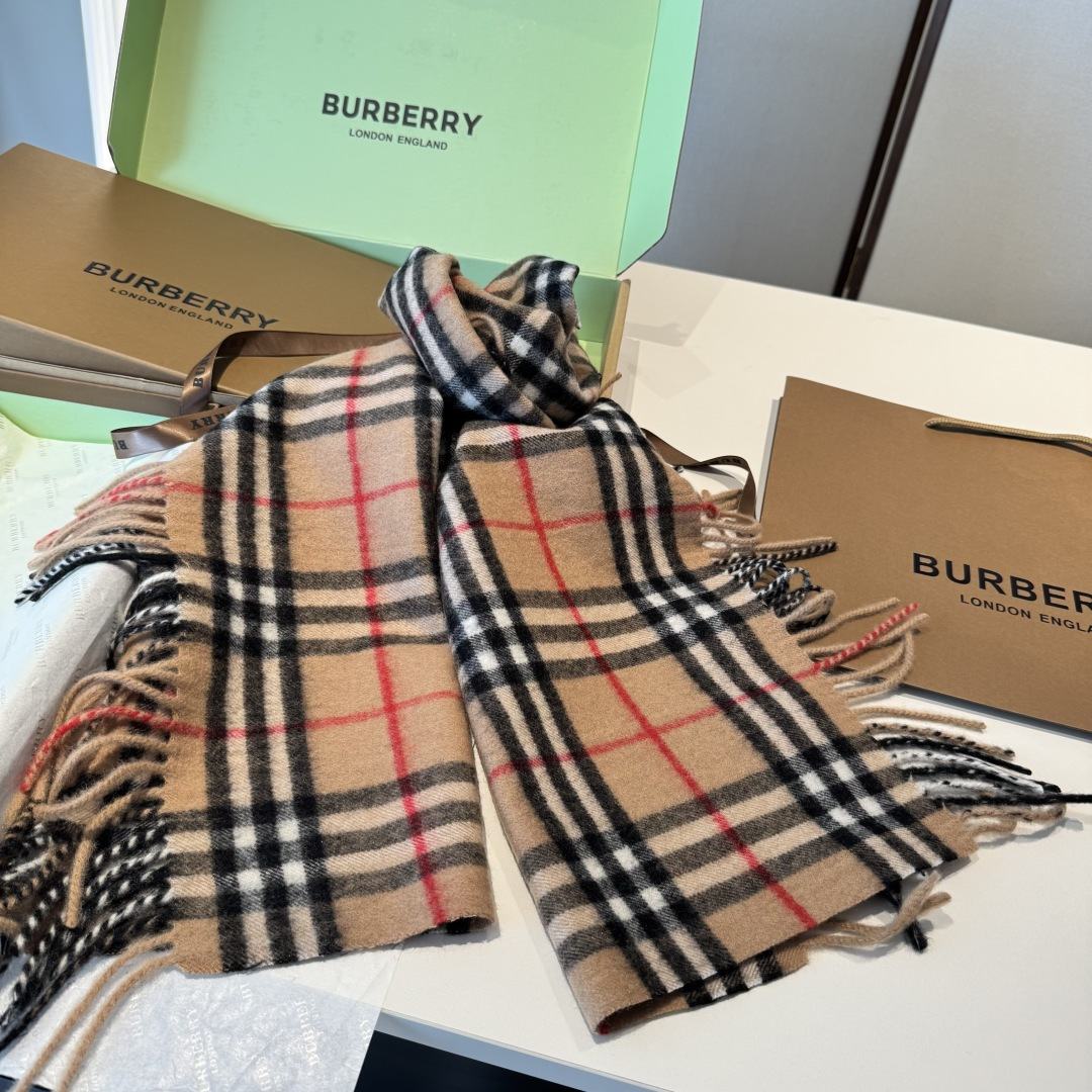 ✨✨【B家蜈蚣巾】金靖同款新品到货！采用内蒙古顶级羊绒毛，最新款男女通用情侣款👫重磅推荐💥 经典的格子，