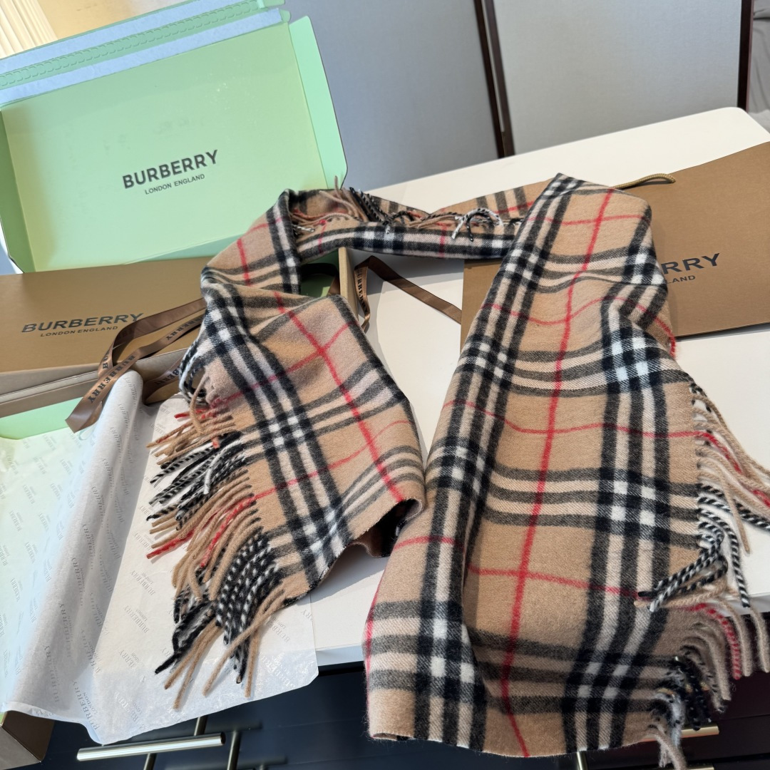 ✨✨【B家蜈蚣巾】金靖同款新品到货！采用内蒙古顶级羊绒毛，最新款男女通用情侣款👫重磅推荐💥 经典的格子，
