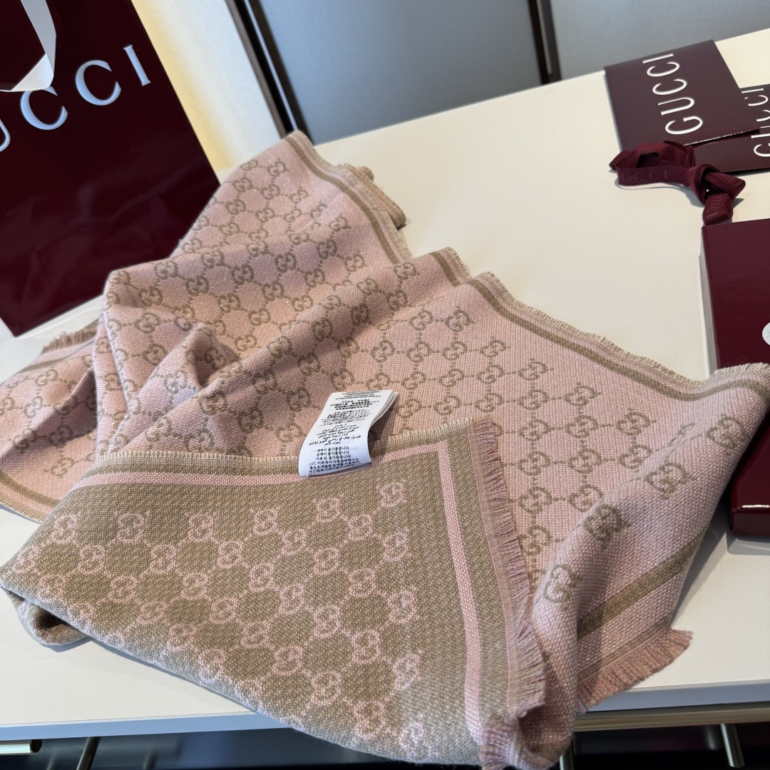 𝐆𝐆风格字母 180*47cm.100%羊毛 饰以经典的 GG 图案，该图案灵感源自最初的 Gucci 