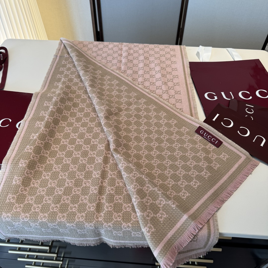 𝐆𝐆风格字母 180*47cm.100%羊毛 饰以经典的 GG 图案，该图案灵感源自最初的 Gucci 