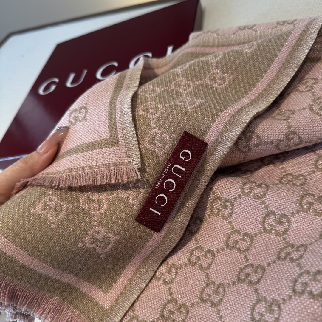 𝐆𝐆风格字母 180*47cm.100%羊毛 饰以经典的 GG 图案，该图案灵感源自最初的 Gucci 