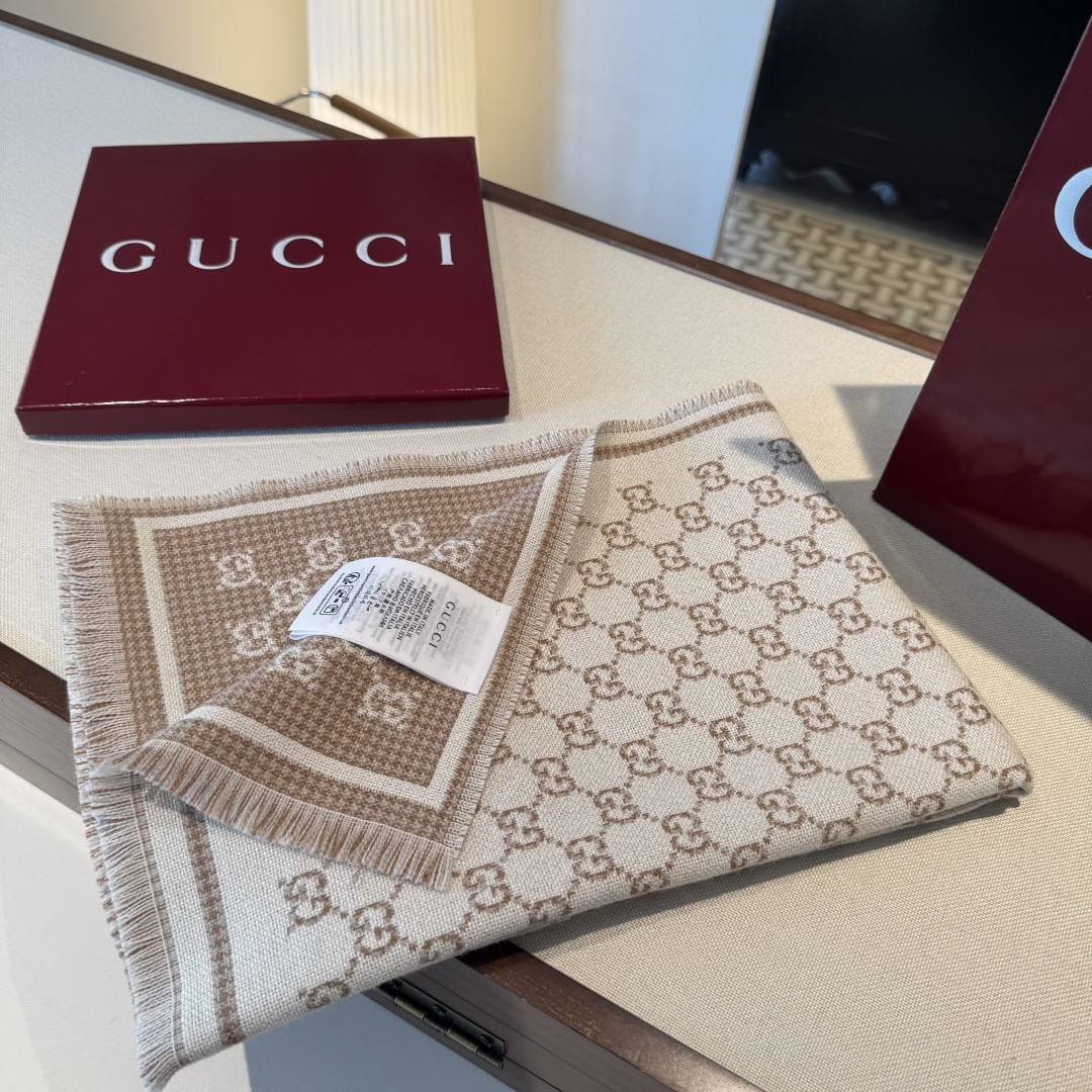 𝐆𝐆风格字母 180*47cm.100%羊毛 饰以经典的 GG 图案，该图案灵感源自最初的 Gucci 