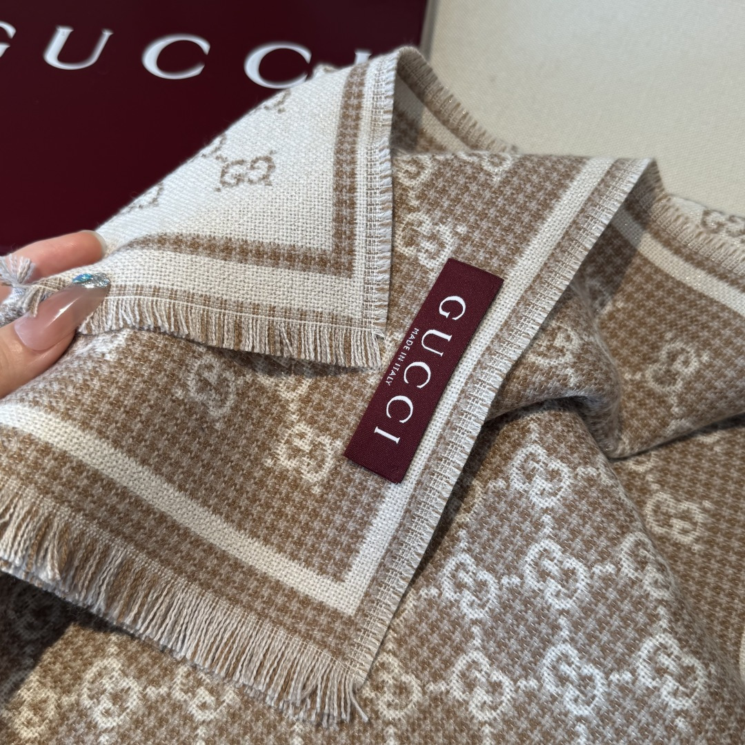 𝐆𝐆风格字母 180*47cm.100%羊毛 饰以经典的 GG 图案，该图案灵感源自最初的 Gucci 