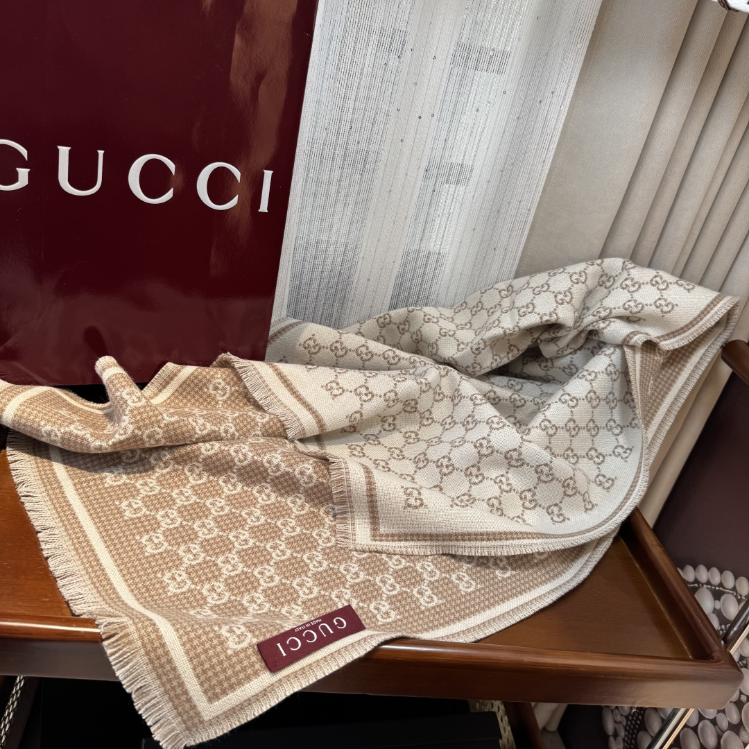 𝐆𝐆风格字母 180*47cm.100%羊毛 饰以经典的 GG 图案，该图案灵感源自最初的 Gucci 