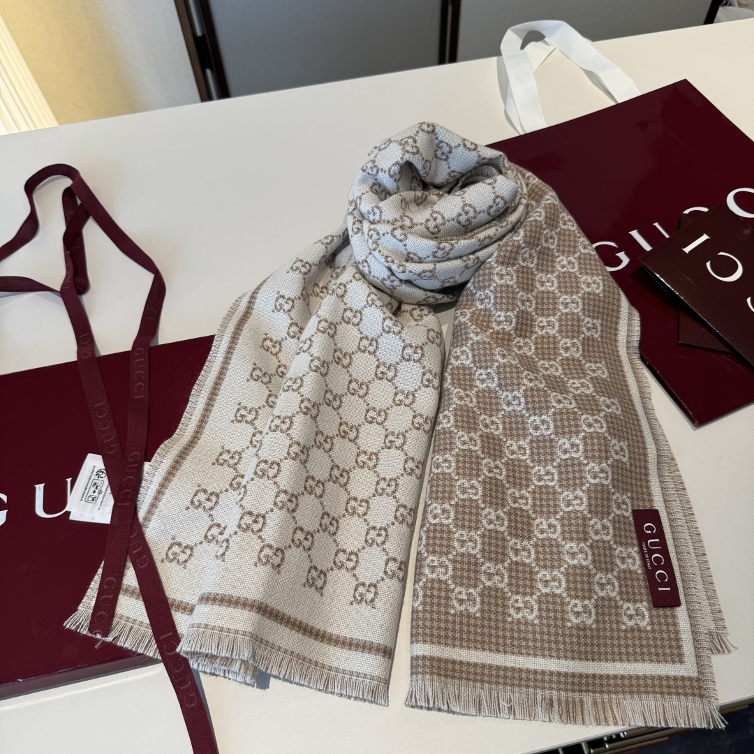 𝐆𝐆风格字母 180*47cm.100%羊毛 饰以经典的 GG 图案，该图案灵感源自最初的 Gucci 
