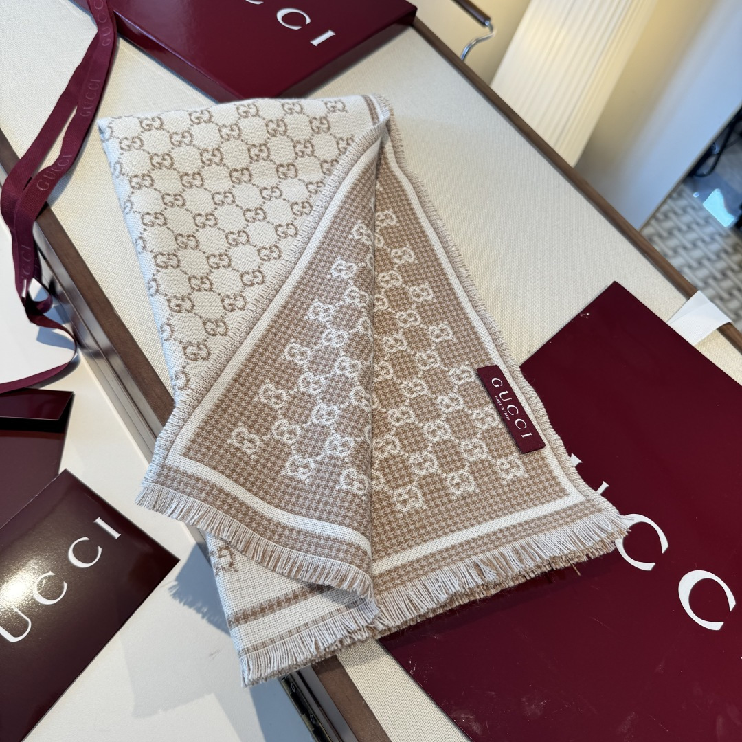 𝐆𝐆风格字母 180*47cm.100%羊毛 饰以经典的 GG 图案，该图案灵感源自最初的 Gucci 