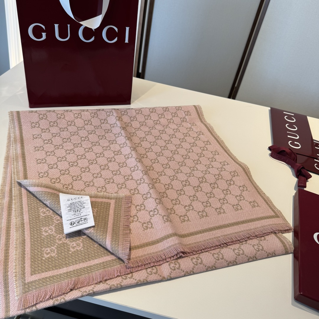 𝐆𝐆风格字母 180*47cm.100%羊毛 饰以经典的 GG 图案，该图案灵感源自最初的 Gucci 