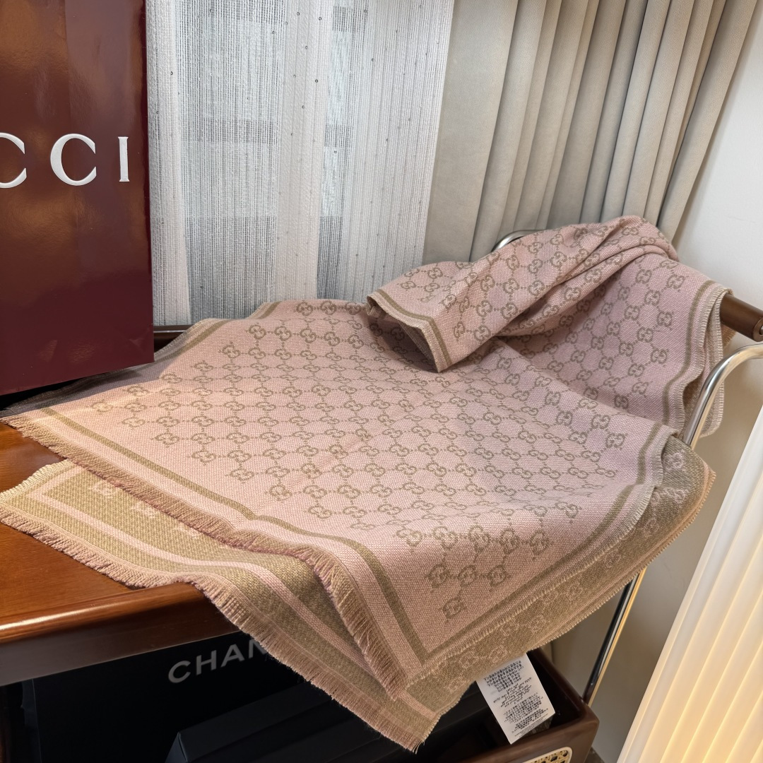 𝐆𝐆风格字母 180*47cm.100%羊毛 饰以经典的 GG 图案，该图案灵感源自最初的 Gucci 