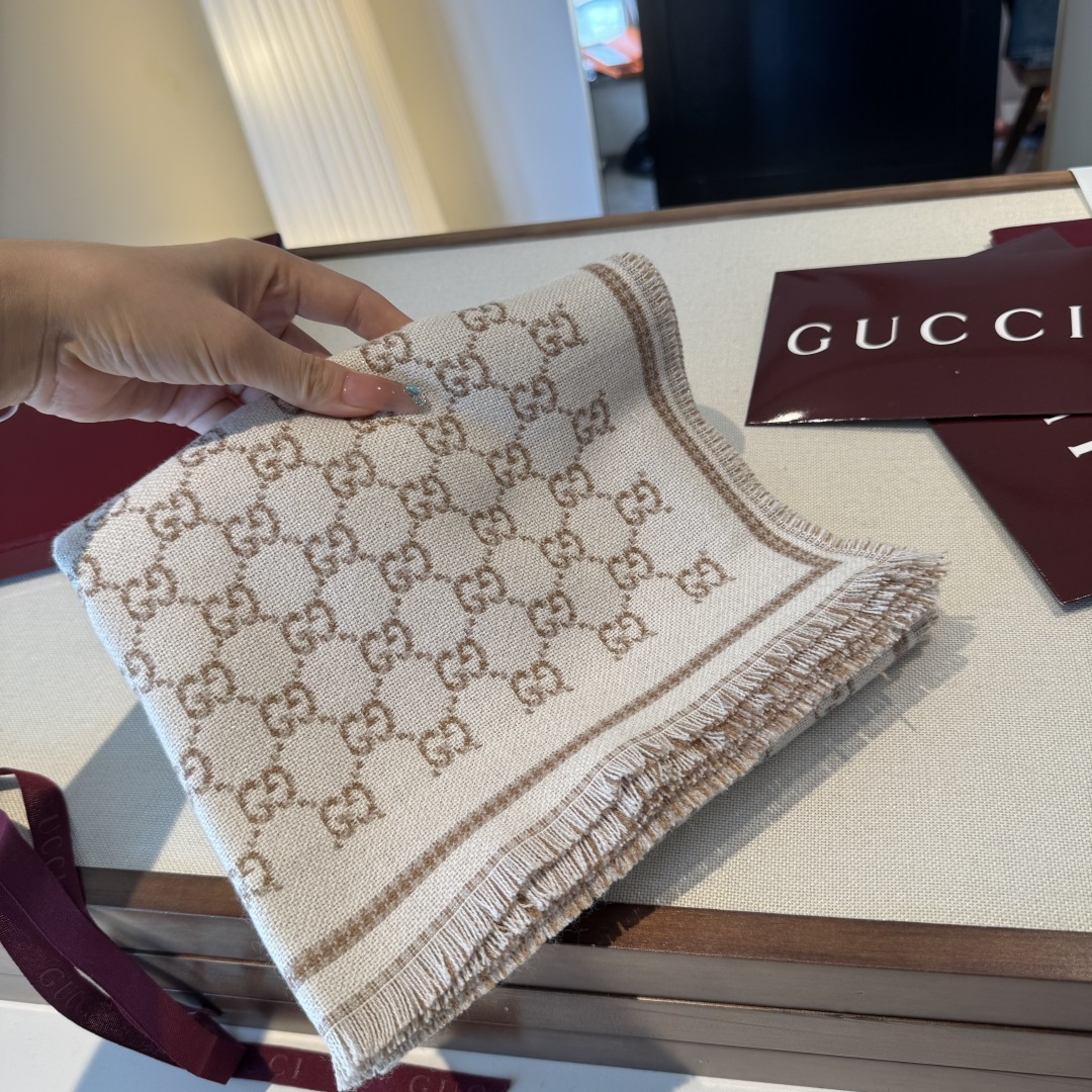 𝐆𝐆风格字母 180*47cm.100%羊毛 饰以经典的 GG 图案，该图案灵感源自最初的 Gucci 