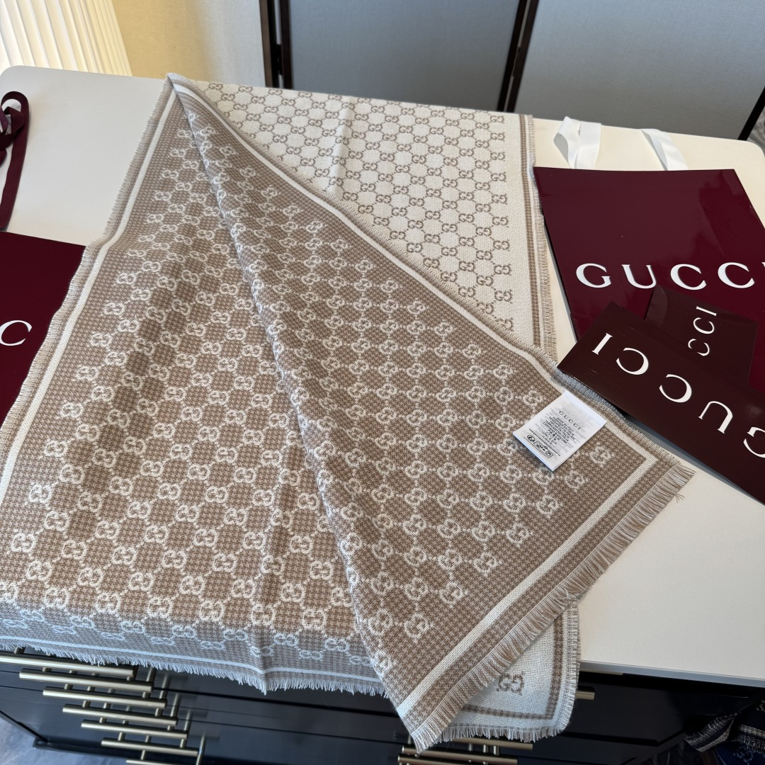 𝐆𝐆风格字母 180*47cm.100%羊毛 饰以经典的 GG 图案，该图案灵感源自最初的 Gucci 