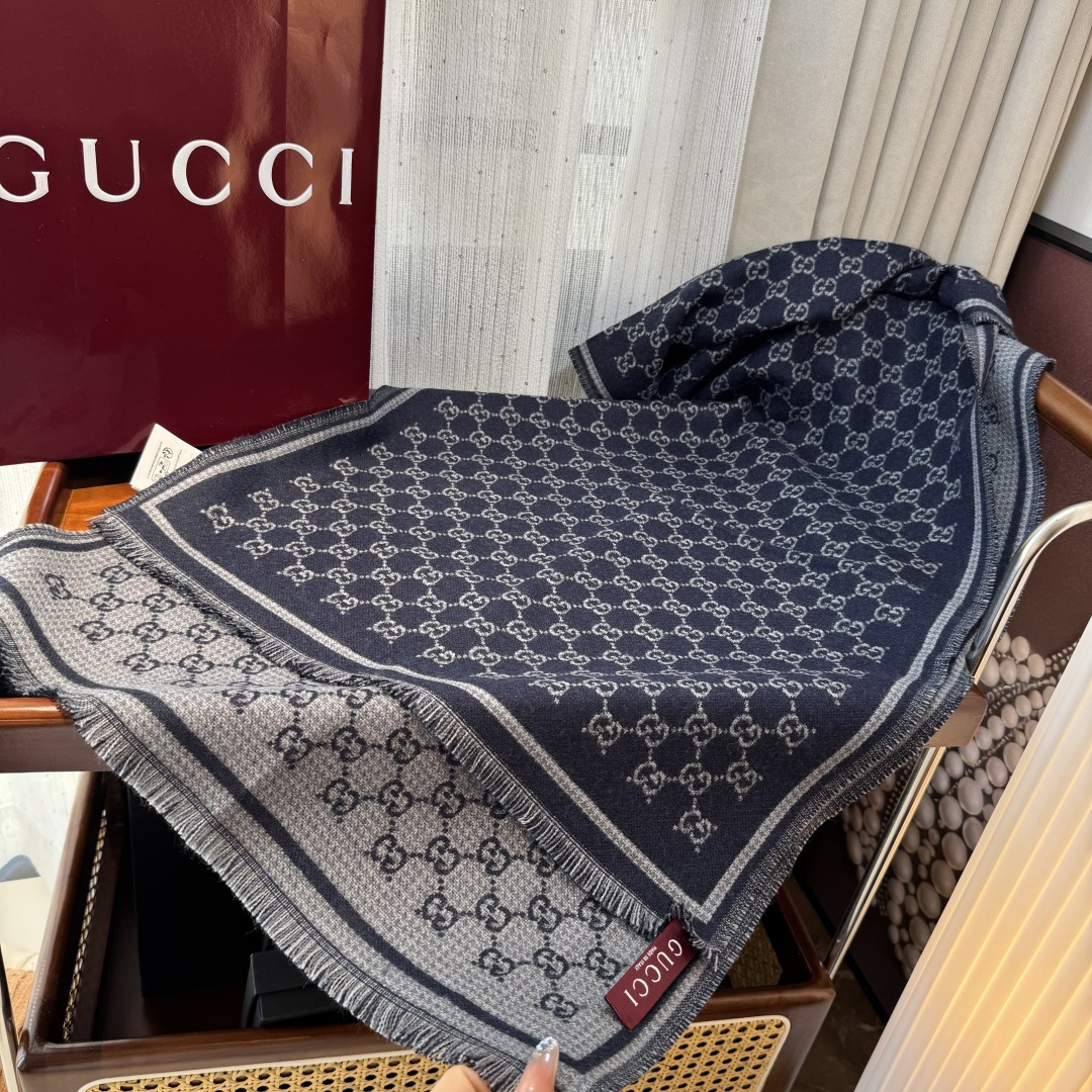 𝐆𝐆风格字母 180*47cm.100%羊毛 饰以经典的 GG 图案，该图案灵感源自最初的 Gucci 