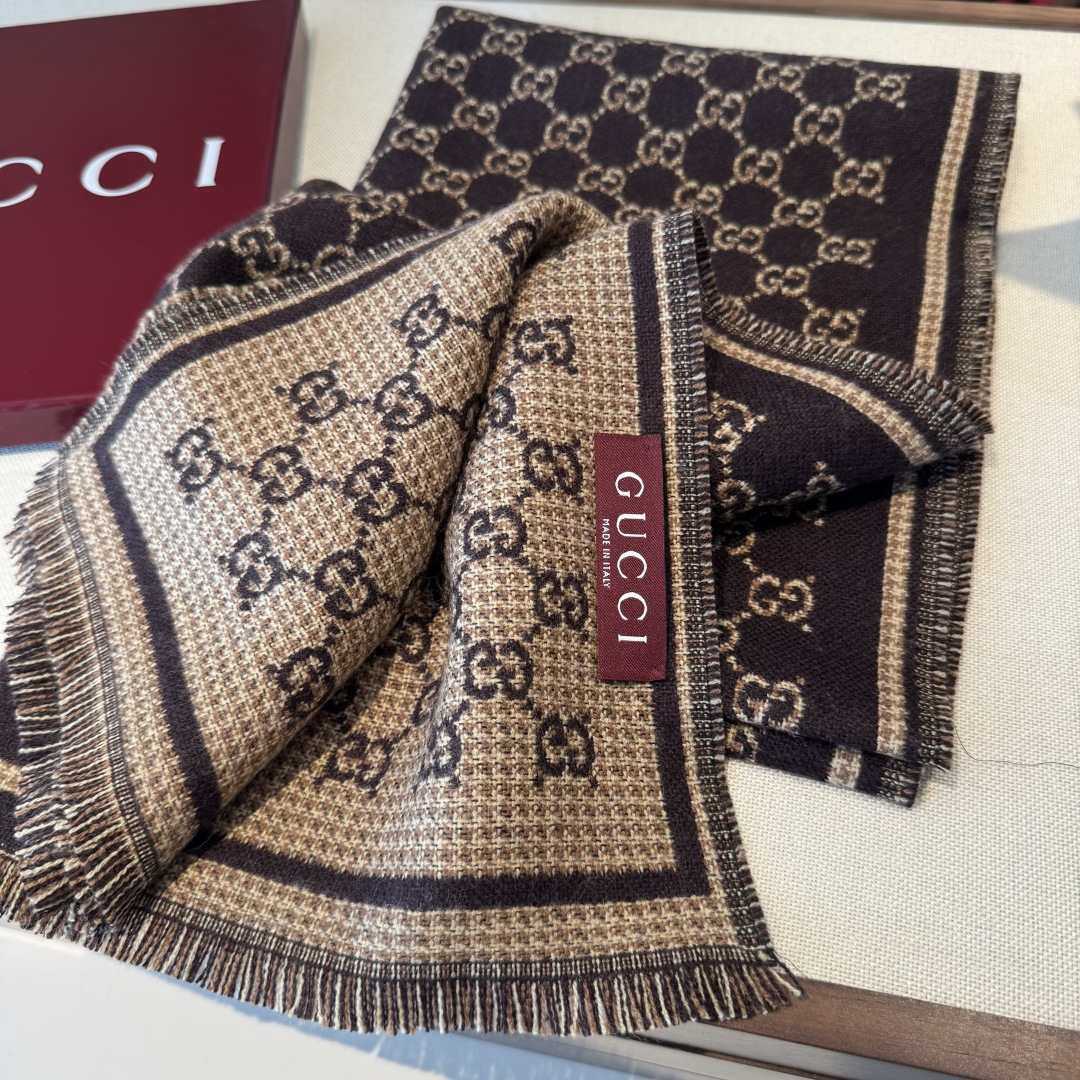 𝐆𝐆风格字母 180*47cm.100%羊毛 饰以经典的 GG 图案，该图案灵感源自最初的 Gucci 