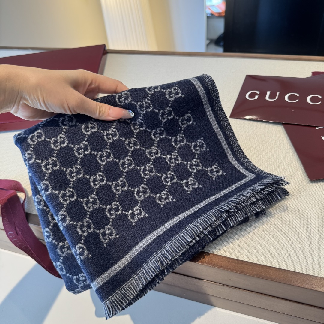 𝐆𝐆风格字母 180*47cm.100%羊毛 饰以经典的 GG 图案，该图案灵感源自最初的 Gucci 