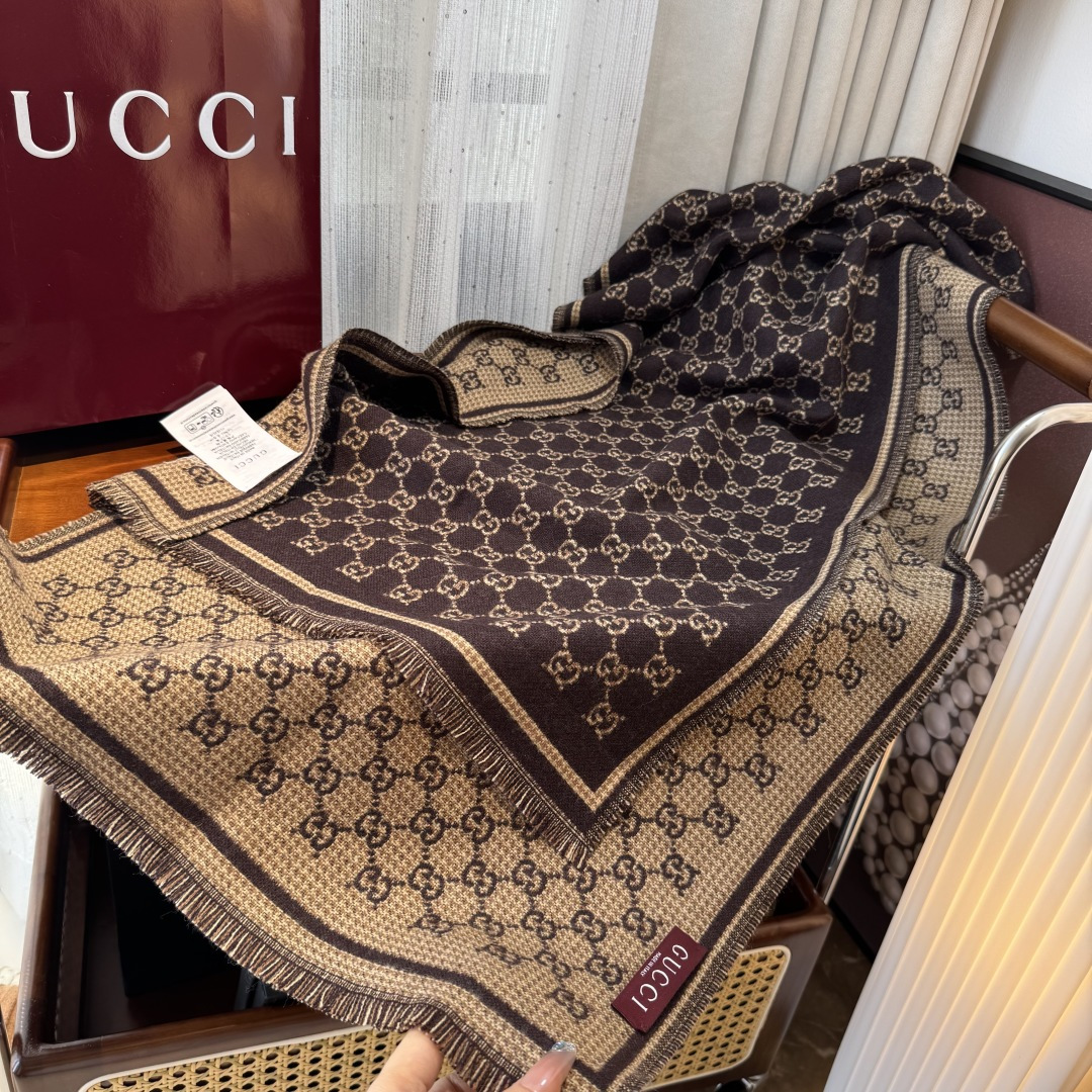 𝐆𝐆风格字母 180*47cm.100%羊毛 饰以经典的 GG 图案，该图案灵感源自最初的 Gucci 