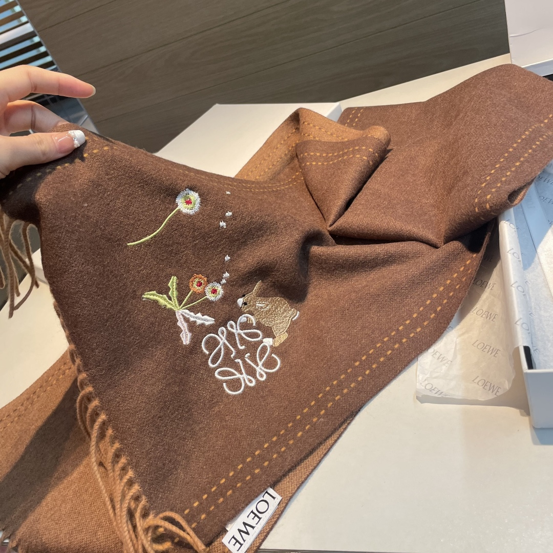 上新！Loewe · 罗意威️新款披肩围巾。难得一见的温柔配色，低调又不失优雅❗️重点推荐❗️loewe