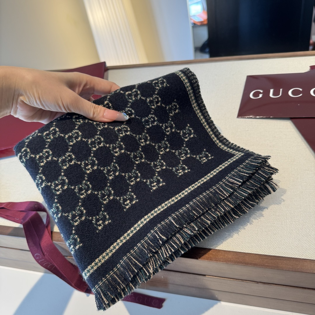 𝐆𝐆风格字母 180*47cm.100%羊毛 饰以经典的 GG 图案，该图案灵感源自最初的 Gucci 