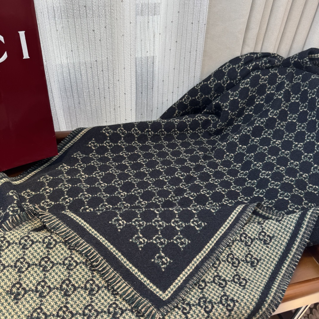 𝐆𝐆风格字母 180*47cm.100%羊毛 饰以经典的 GG 图案，该图案灵感源自最初的 Gucci 