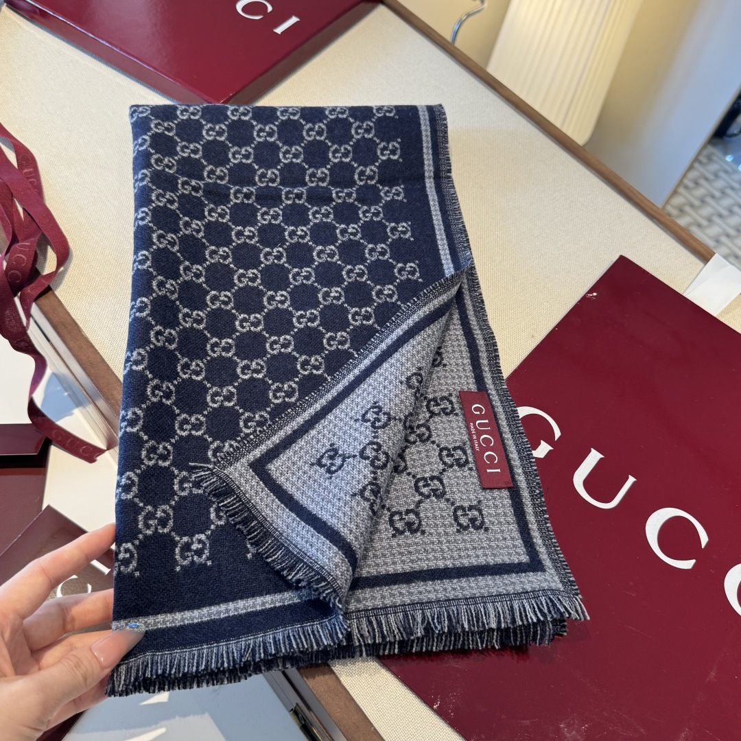 𝐆𝐆风格字母 180*47cm.100%羊毛 饰以经典的 GG 图案，该图案灵感源自最初的 Gucci 