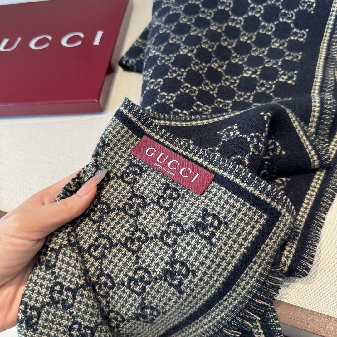 𝐆𝐆风格字母 180*47cm.100%羊毛 饰以经典的 GG 图案，该图案灵感源自最初的 Gucci 