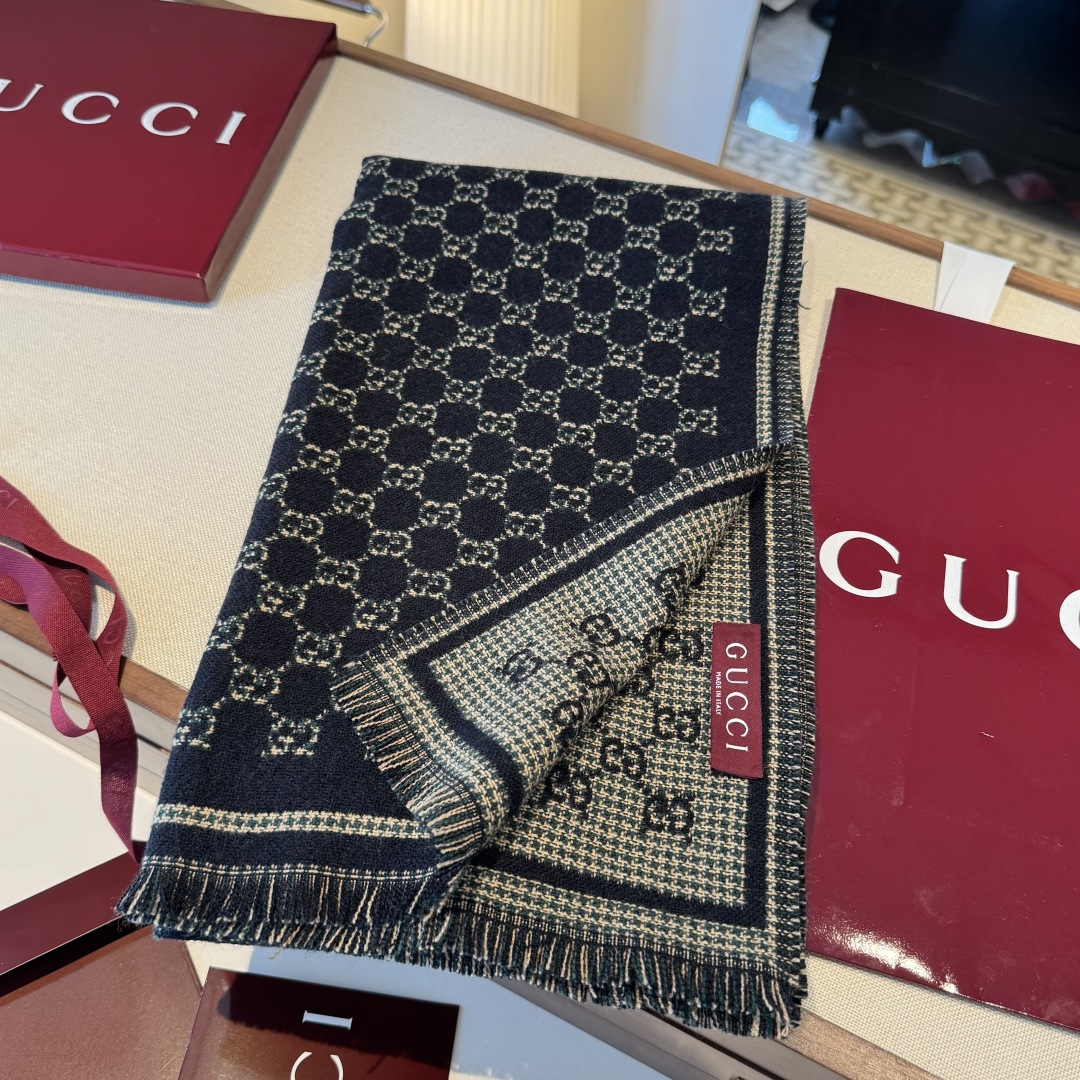 𝐆𝐆风格字母 180*47cm.100%羊毛 饰以经典的 GG 图案，该图案灵感源自最初的 Gucci 