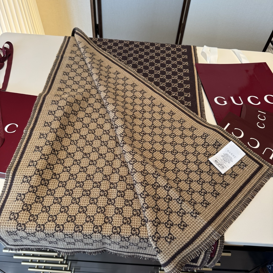 𝐆𝐆风格字母 180*47cm.100%羊毛 饰以经典的 GG 图案，该图案灵感源自最初的 Gucci 