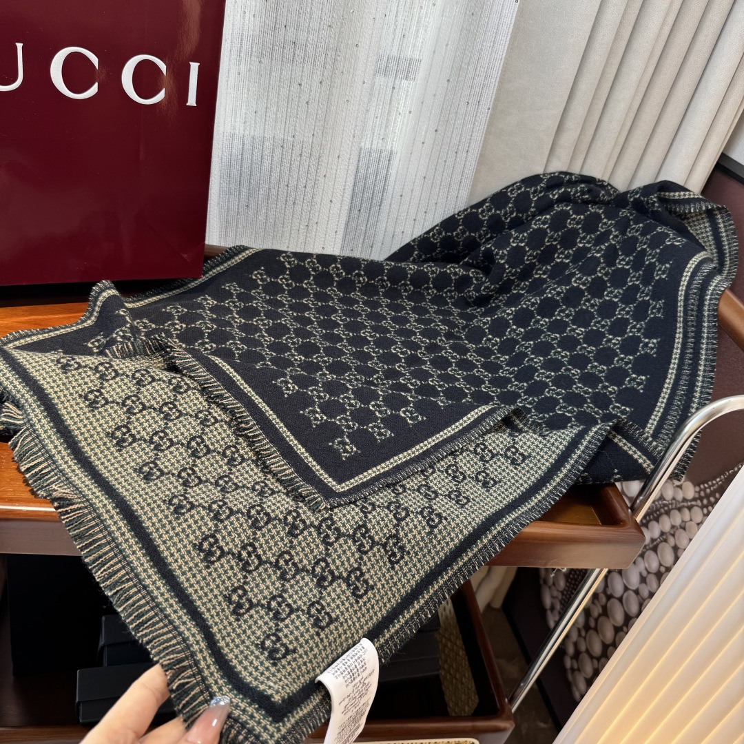 𝐆𝐆风格字母 180*47cm.100%羊毛 饰以经典的 GG 图案，该图案灵感源自最初的 Gucci 