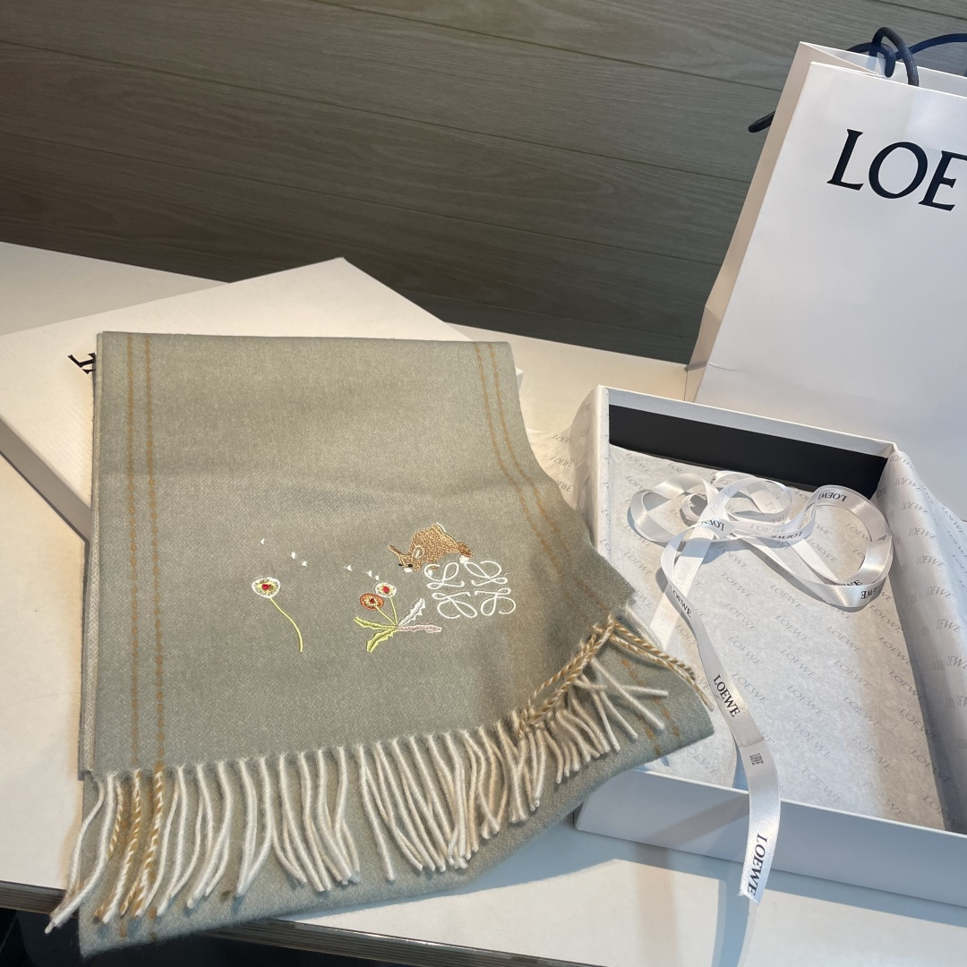 上新！Loewe · 罗意威️新款披肩围巾。难得一见的温柔配色，低调又不失优雅❗️重点推荐❗️loewe