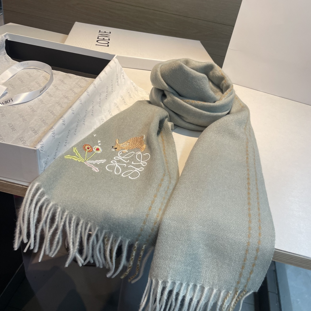 上新！Loewe · 罗意威️新款披肩围巾。难得一见的温柔配色，低调又不失优雅❗️重点推荐❗️loewe