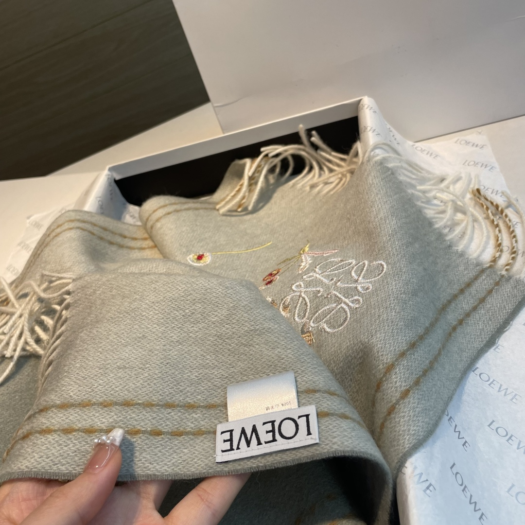 上新！Loewe · 罗意威️新款披肩围巾。难得一见的温柔配色，低调又不失优雅❗️重点推荐❗️loewe