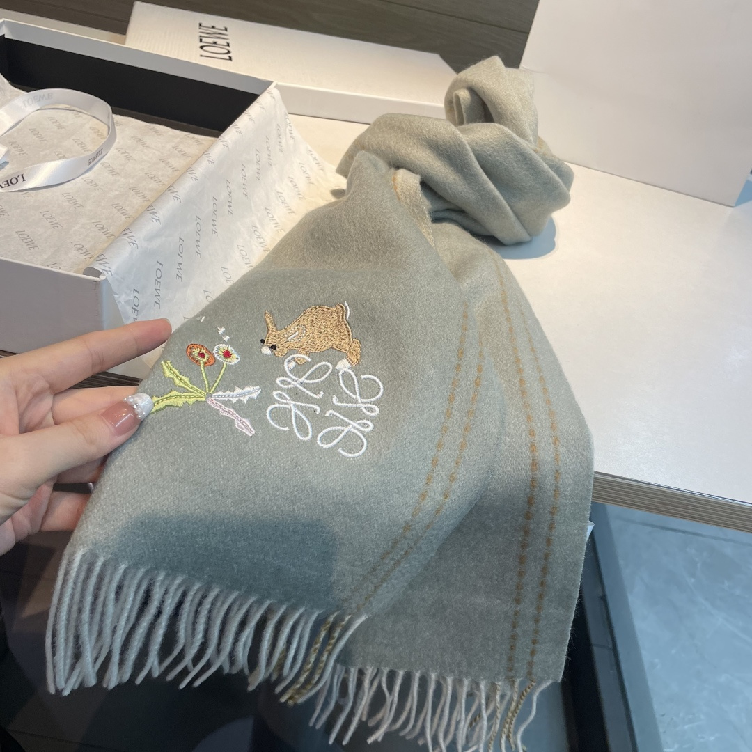 上新！Loewe · 罗意威️新款披肩围巾。难得一见的温柔配色，低调又不失优雅❗️重点推荐❗️loewe
