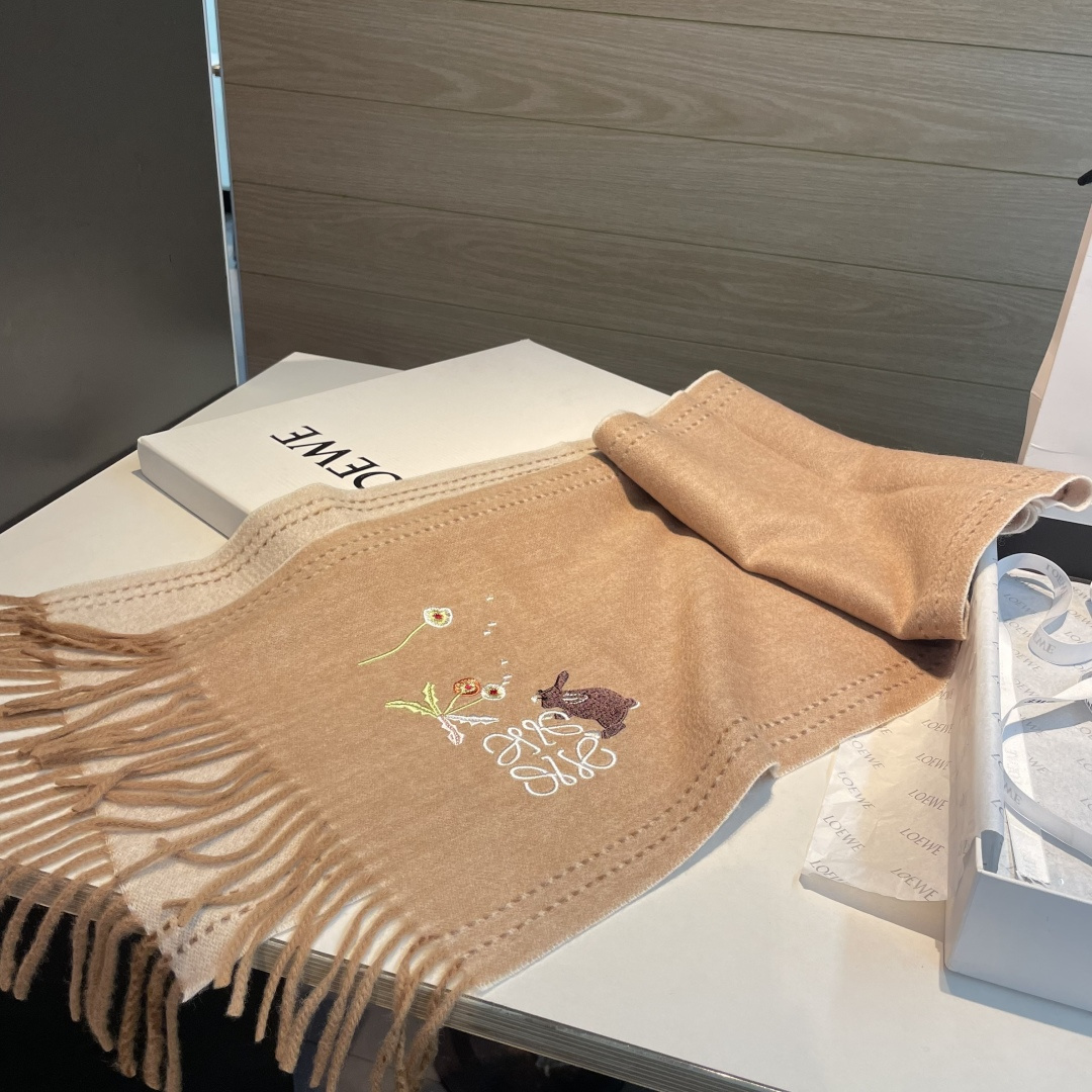 上新！Loewe · 罗意威️新款披肩围巾。难得一见的温柔配色，低调又不失优雅❗️重点推荐❗️loewe