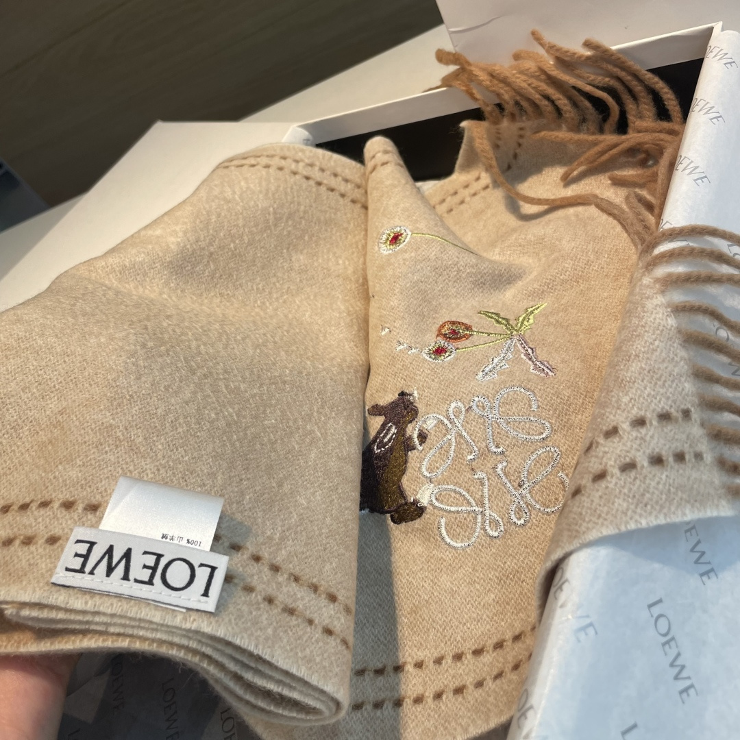 上新！Loewe · 罗意威️新款披肩围巾。难得一见的温柔配色，低调又不失优雅❗️重点推荐❗️loewe