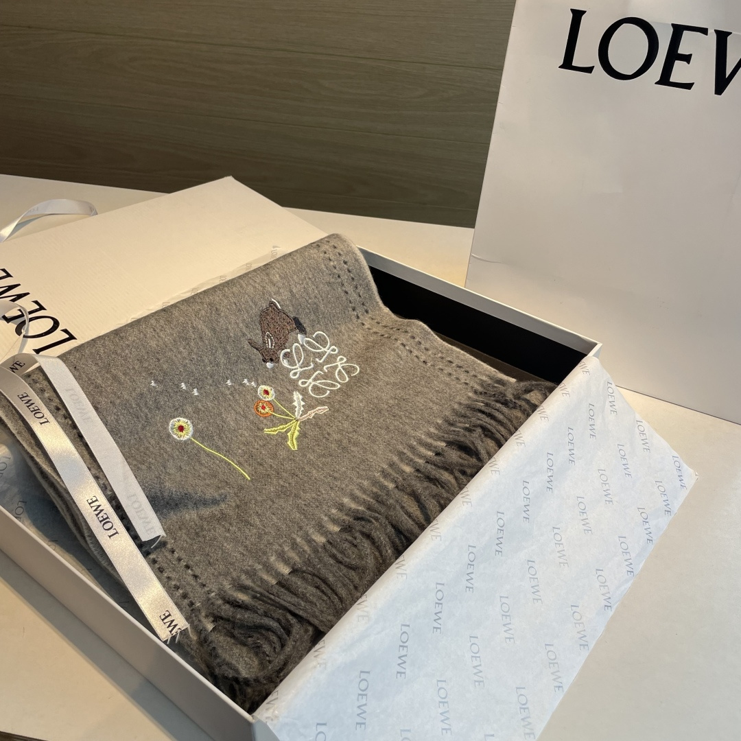 上新！Loewe · 罗意威️新款披肩围巾。难得一见的温柔配色，低调又不失优雅❗️重点推荐❗️loewe