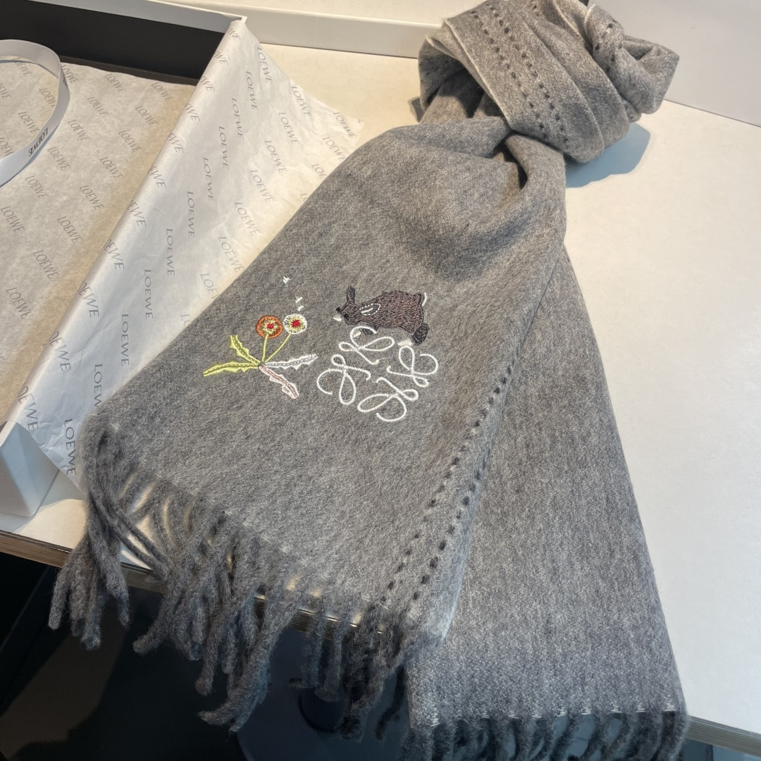 上新！Loewe · 罗意威️新款披肩围巾。难得一见的温柔配色，低调又不失优雅❗️重点推荐❗️loewe