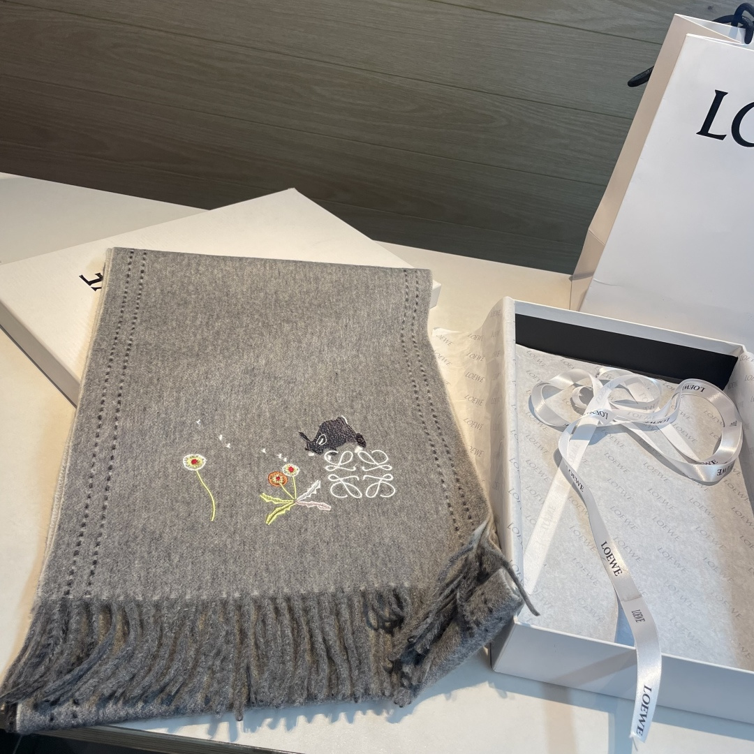 上新！Loewe · 罗意威️新款披肩围巾。难得一见的温柔配色，低调又不失优雅❗️重点推荐❗️loewe