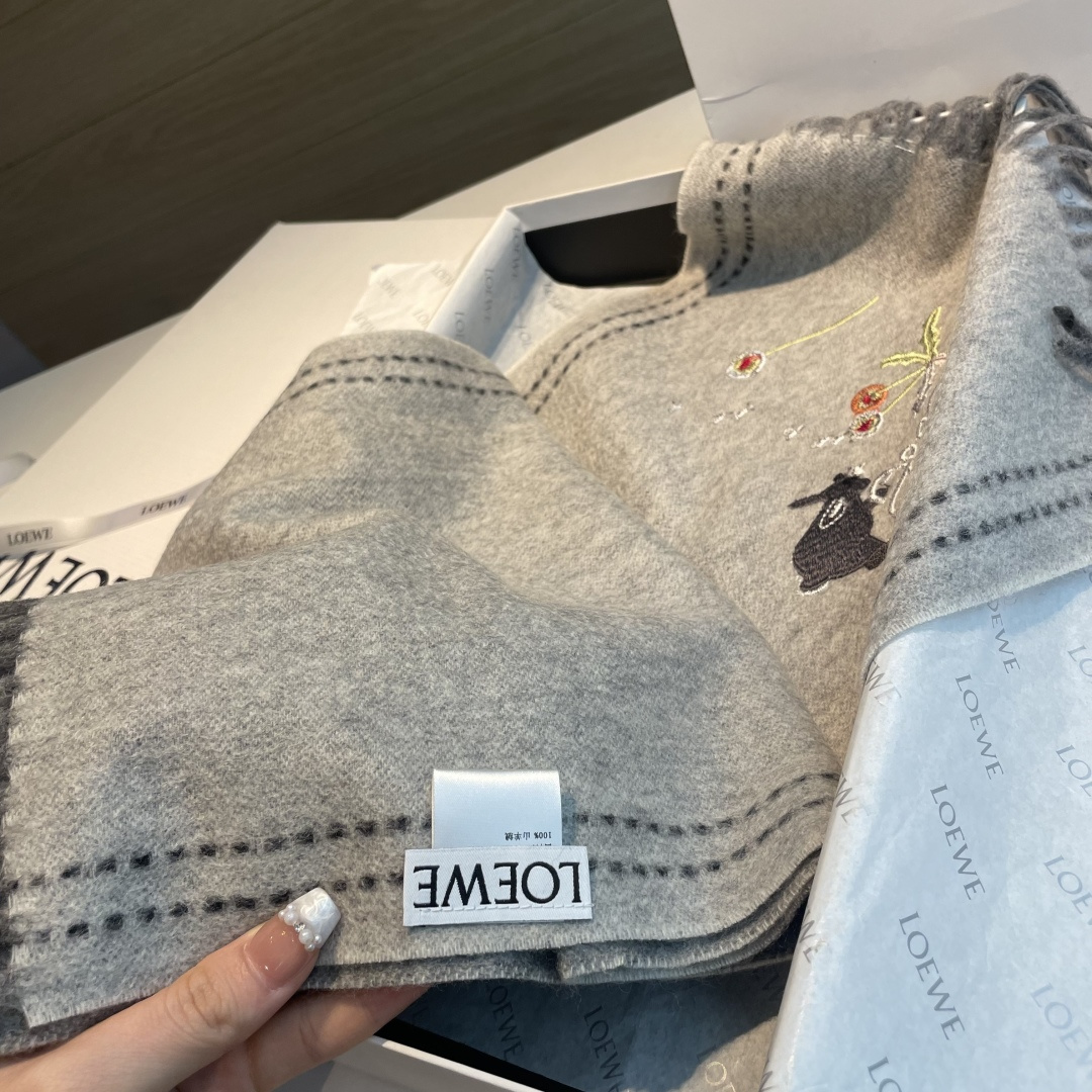 上新！Loewe · 罗意威️新款披肩围巾。难得一见的温柔配色，低调又不失优雅❗️重点推荐❗️loewe