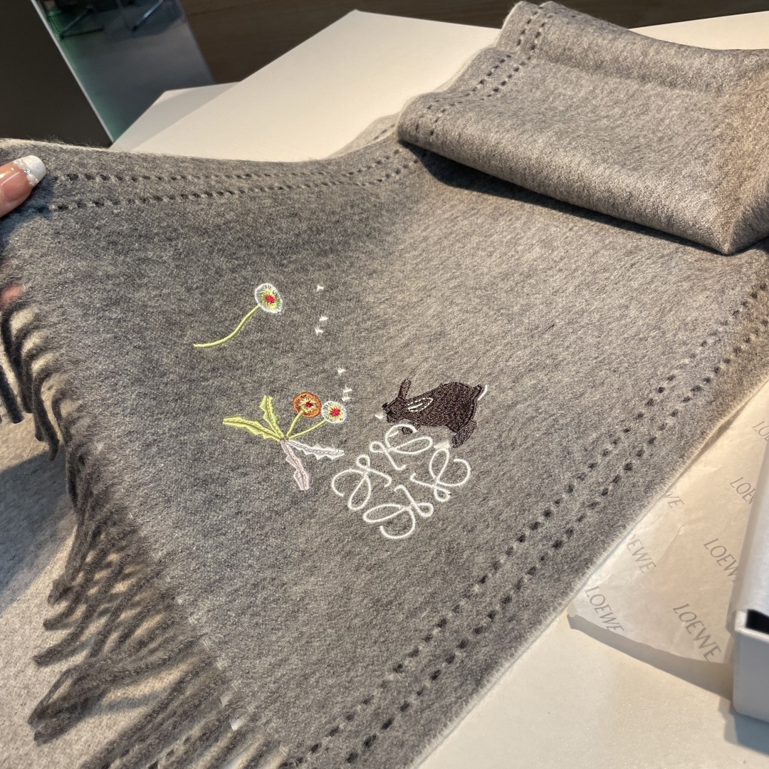 上新！Loewe · 罗意威️新款披肩围巾。难得一见的温柔配色，低调又不失优雅❗️重点推荐❗️loewe