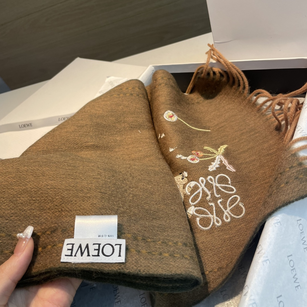 上新！Loewe · 罗意威️新款披肩围巾。难得一见的温柔配色，低调又不失优雅❗️重点推荐❗️loewe