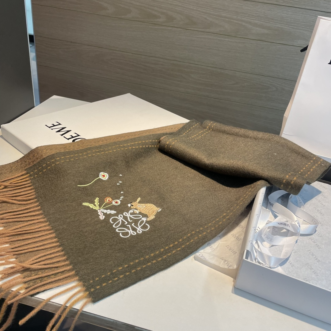 上新！Loewe · 罗意威️新款披肩围巾。难得一见的温柔配色，低调又不失优雅❗️重点推荐❗️loewe