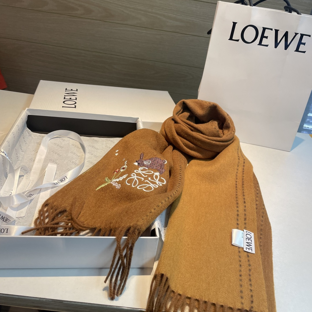 上新！Loewe · 罗意威️新款披肩围巾。难得一见的温柔配色，低调又不失优雅❗️重点推荐❗️loewe