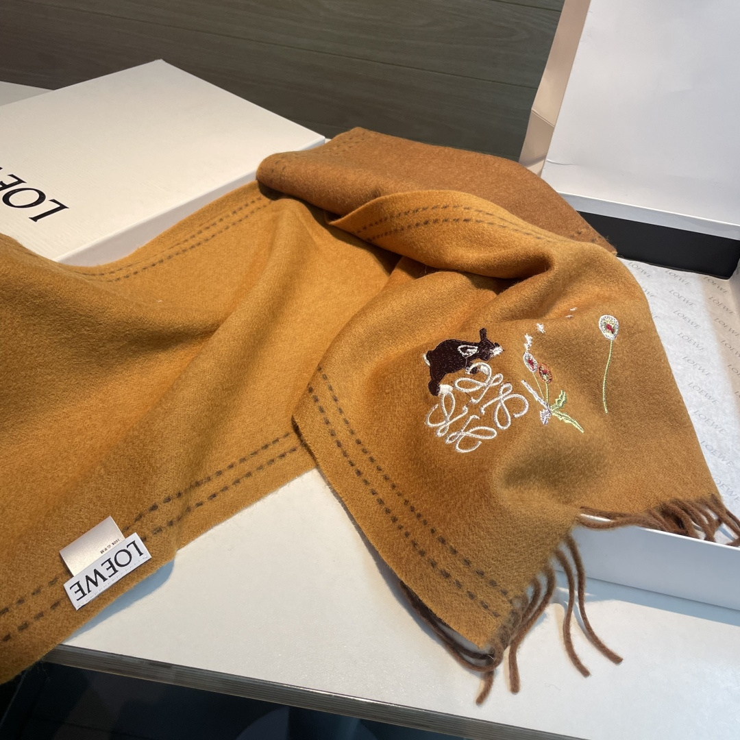 上新！Loewe · 罗意威️新款披肩围巾。难得一见的温柔配色，低调又不失优雅❗️重点推荐❗️loewe